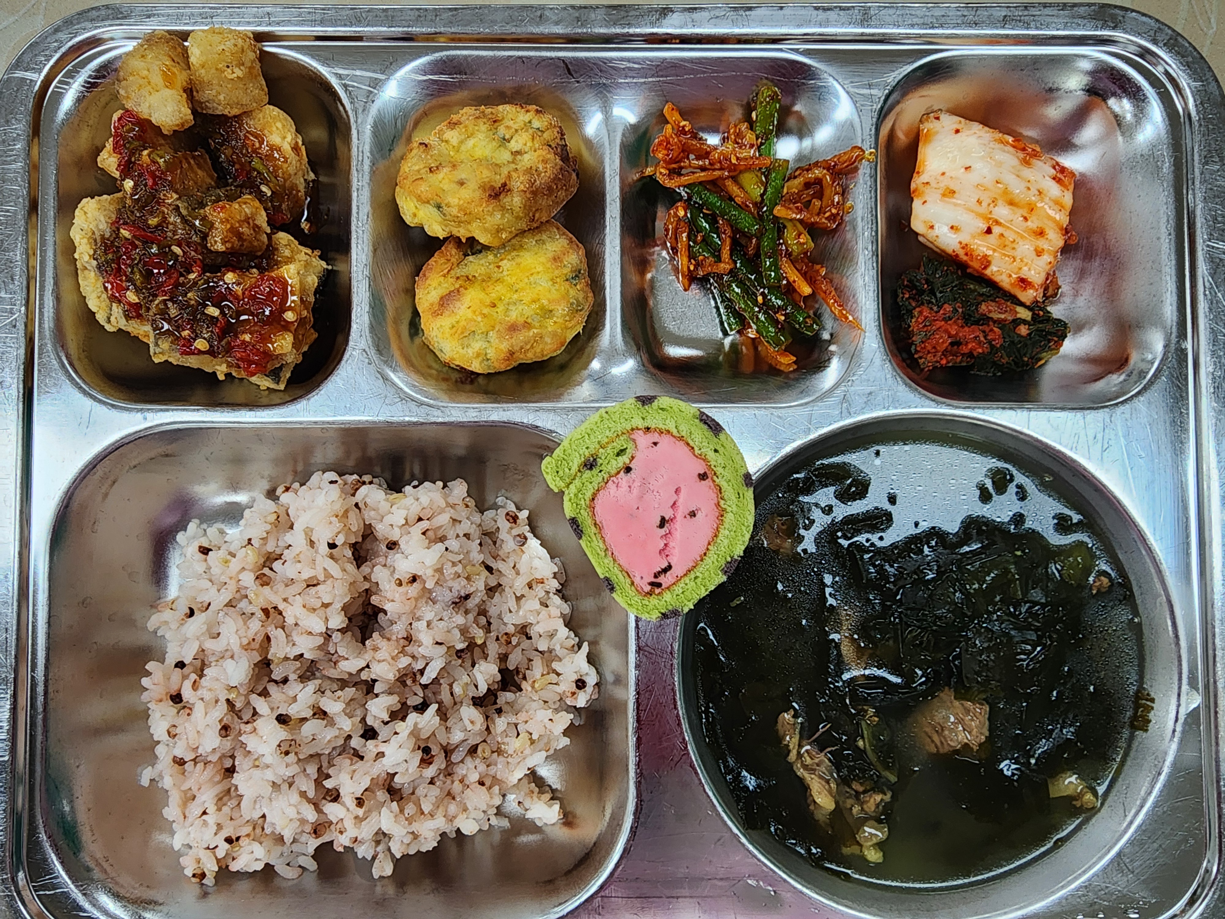 차수수밥
쇠고기미역국5.6.16
코다리잠발라소스강정1.2.5.6.12
동그랑땡전1.2.5.6.10
진미채마늘쫑무침5.6.17
배추김치/갓김치9
수박롤케익1.2.5.6
